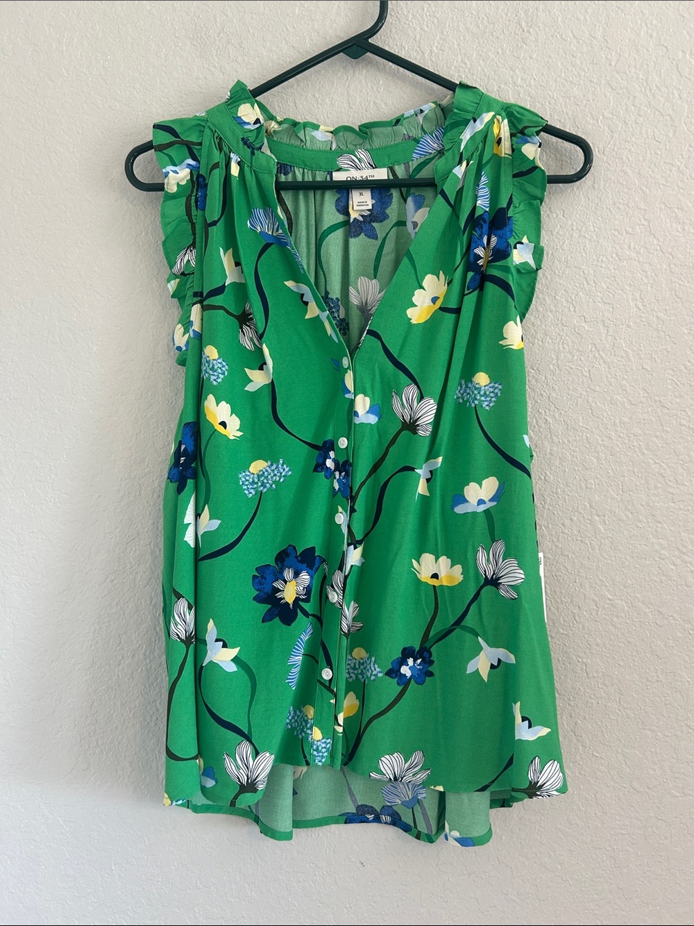 Sleeveless Floral Button-Front Blouse in Green